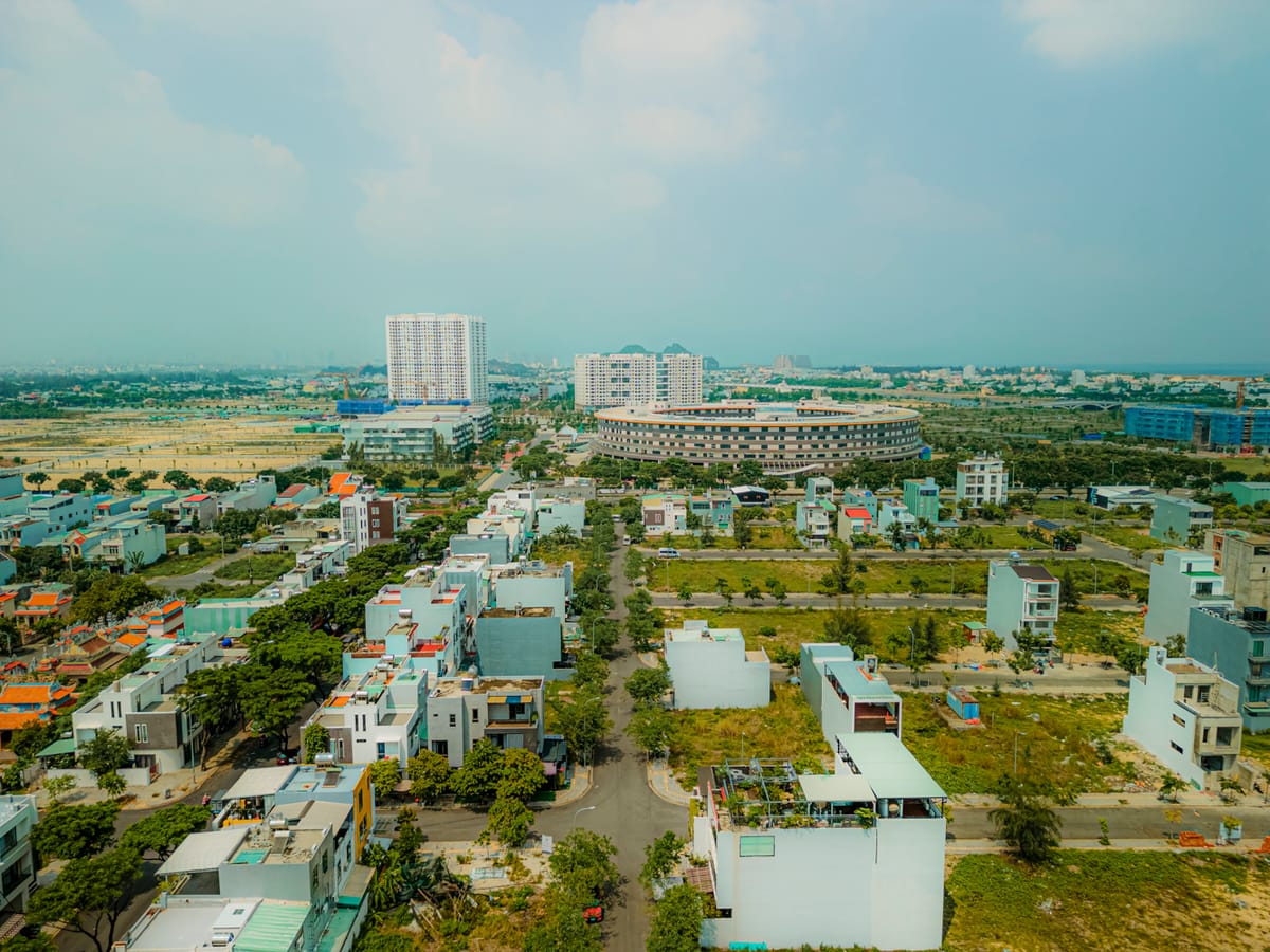 Nhìn từ trên trời, FPT City Đà Nẵng nổi bật với thiết kế tinh tế, không gian mở và cảnh quan xanh mát, lý tưởng cho cuộc sống hiện đại.