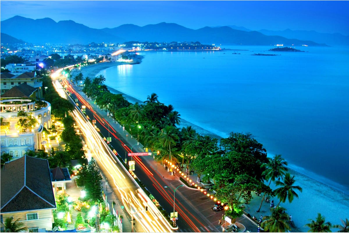 Vẻ Đẹp Lung Linh Của Đường Biển Đà Nẵng Về Đêm Nhìn Từ Trên Cao