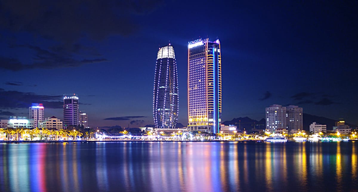 Đà Nẵng về đêm với tòa nhà Novotel và Trung tâm hành chính thành phố nổi bật lấp lánh ánh đèn
