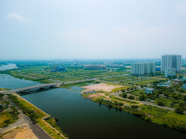 Lăng kính trên trời phô bày một góc FPT City, với bố trí nhà ở hiện đại và cây xanh dày đặc, tạo không gian sống đẳng cấp và bền vững.