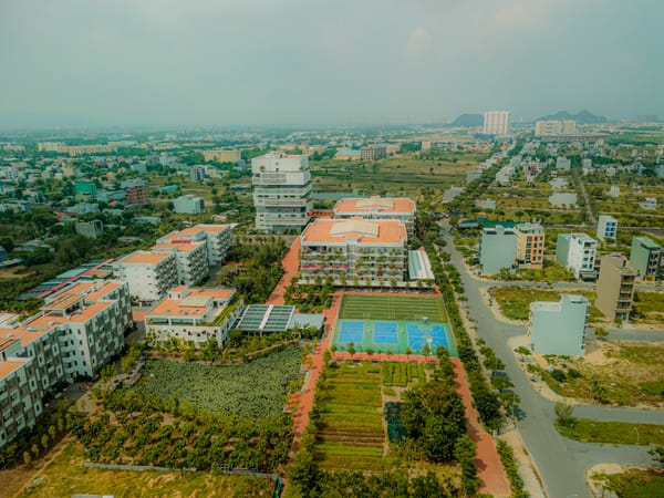 Tầm nhìn drone phô diễn góc nhỏ của FPT City với không gian xanh thoáng đãng và kiến trúc hiện đại, mang lại vẻ đẹp thanh bình.