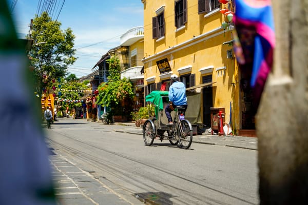 Cảm giác như lạc vào thế giới cổ tích khi đi xích lô ở Hội An