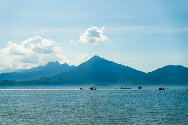 Vẻ Đẹp Hùng Vĩ Của Vịnh Biển Đà Nẵng Và Dãy Núi Xa Xa