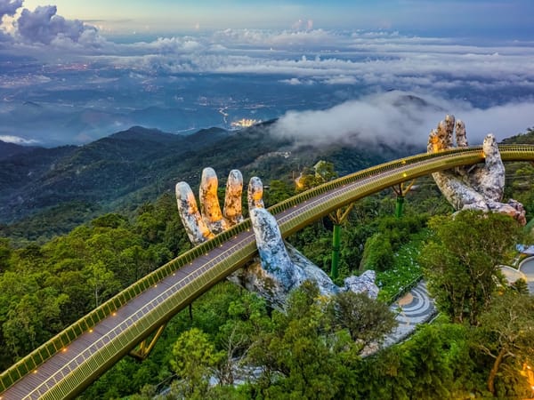 Cầu Vàng Đà Nẵng – Biểu Tượng Du Lịch Độc Đáo Trên Đỉnh Bà Nà Hills
