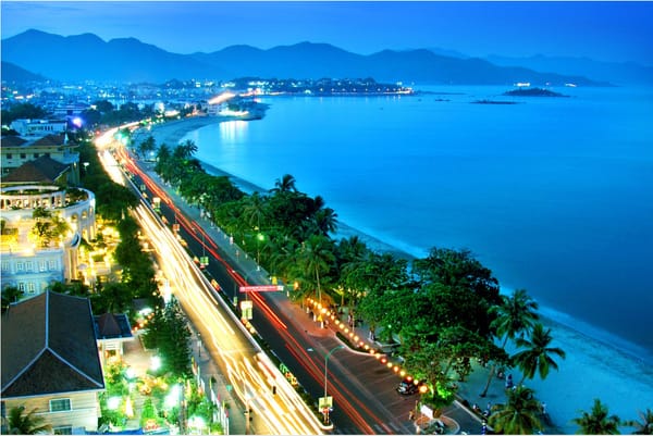 Vẻ Đẹp Lung Linh Của Đường Biển Đà Nẵng Về Đêm Nhìn Từ Trên Cao