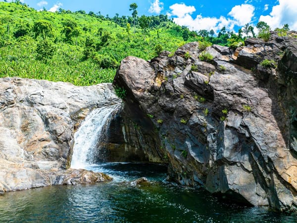 Vẻ đẹp nguyên sơ của thác nước trong xanh giữa núi rừng Đà Nẵng
