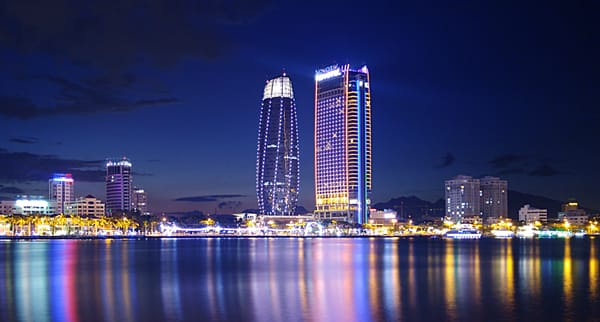 Đà Nẵng về đêm với tòa nhà Novotel và Trung tâm hành chính thành phố nổi bật lấp lánh ánh đèn.